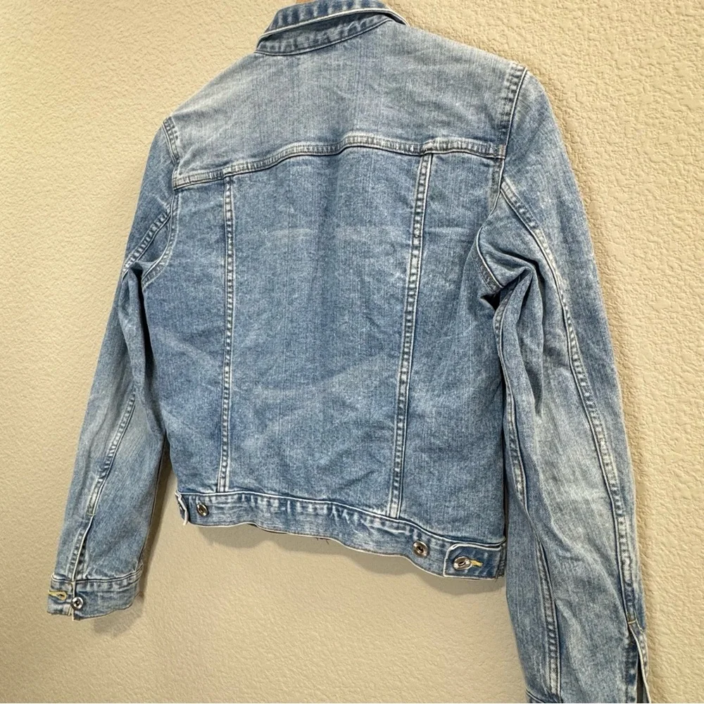 3/$20 H&M L.O.G.G. Classic Light Wash Denim Jacket Women’s Size 8 - Picture 10 of 14